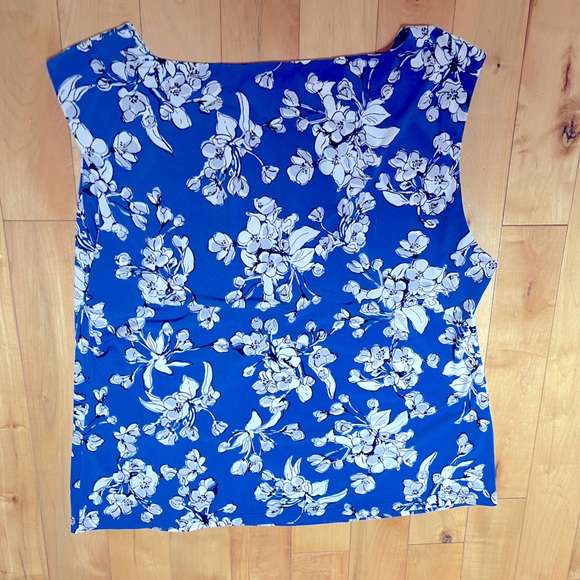 Women’s Ivanka Trump Blue Floral Chain V-Cut Top - Picture 3 of 3
